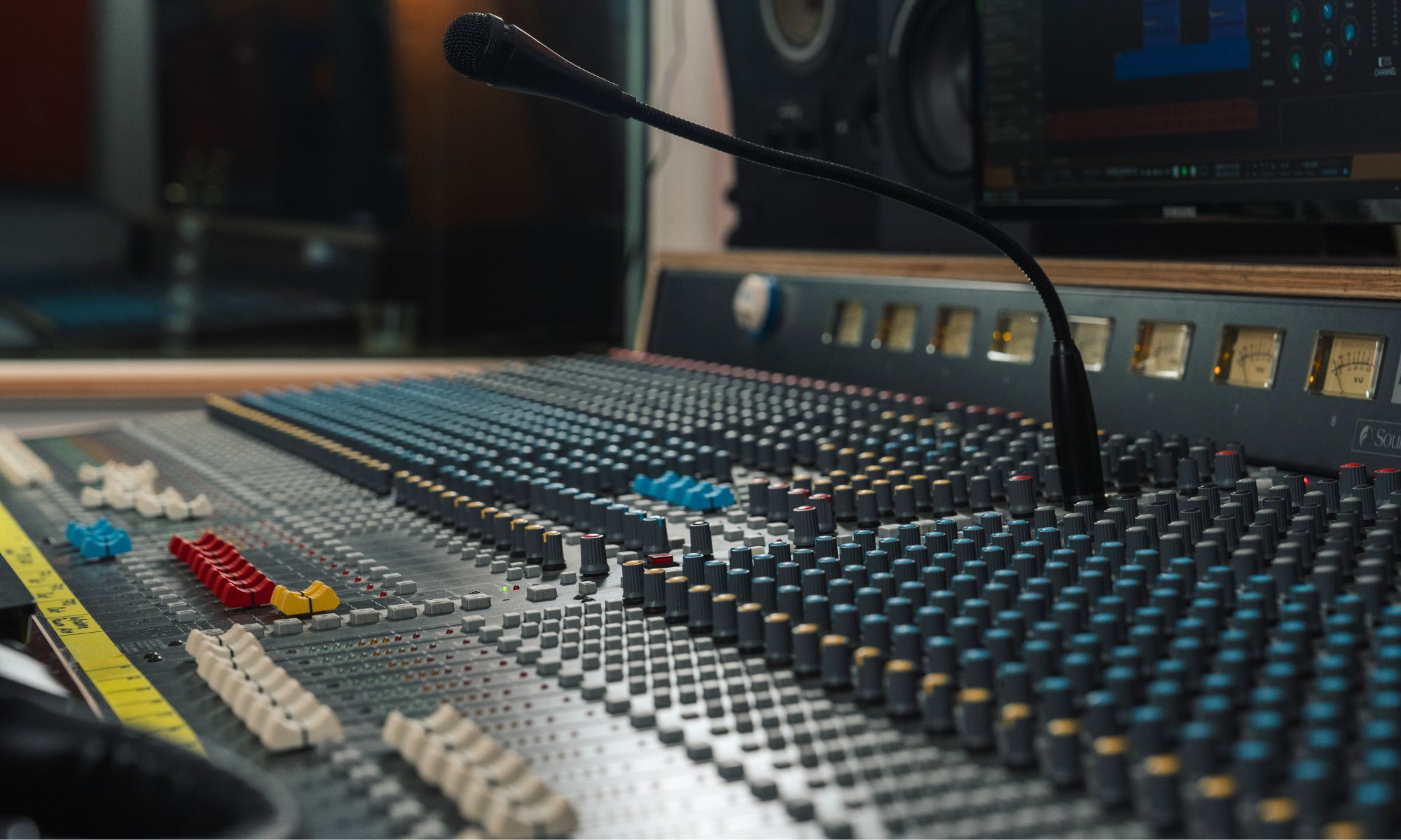 Blick auf den Mixer im Studio (Nahaufnahme)
